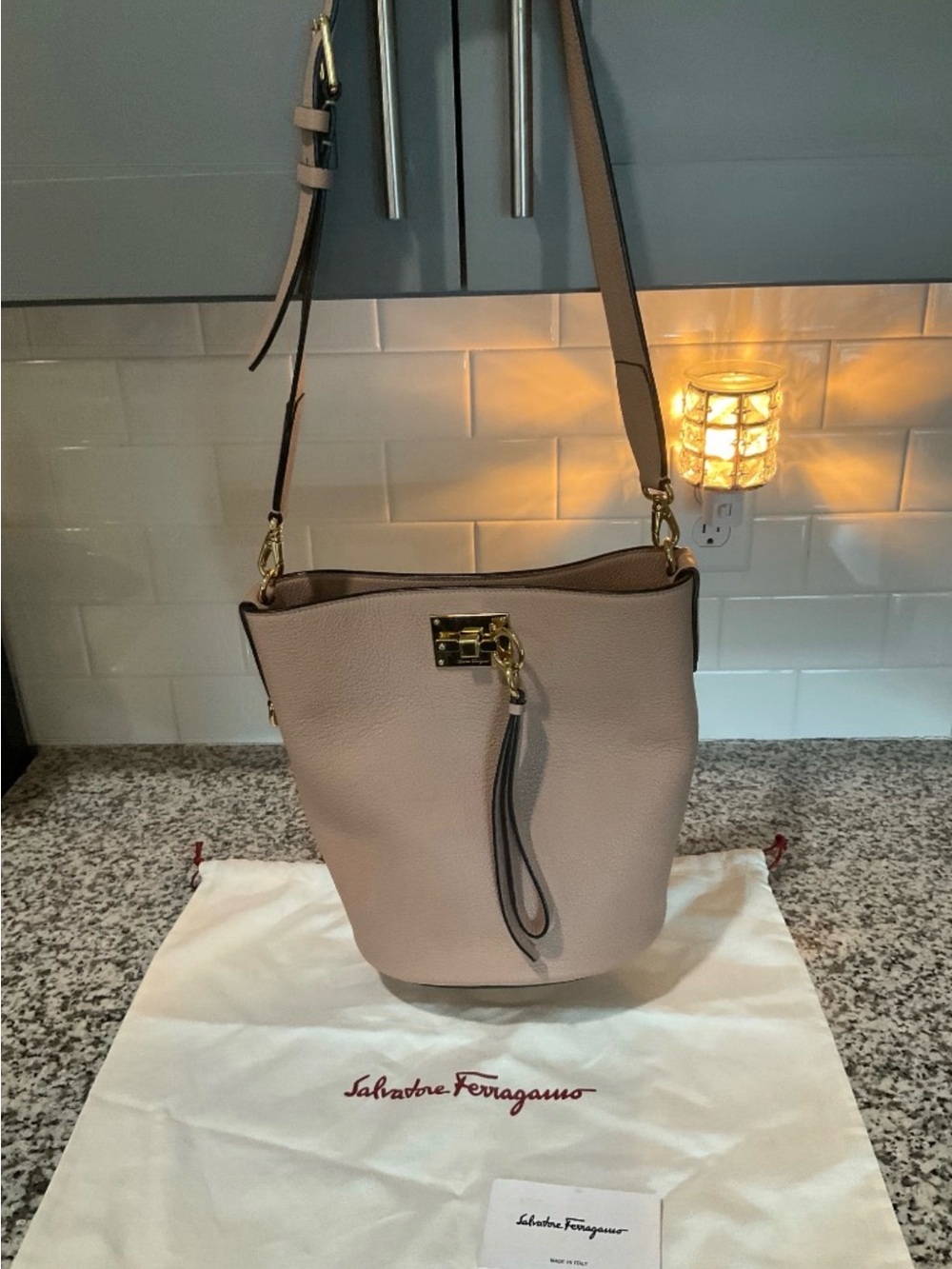 Authentic FERRAGAMO Amaretti Beige Leather Studio Bucket Bag & Original Dust Bag